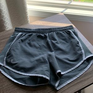 Under Armour Women’s Athletic Shorts WITH POCKETS // Gray // Small